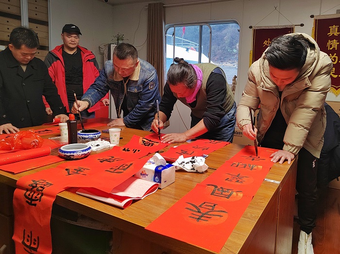 群賢畢至賀新春，揮毫潑墨送祝福